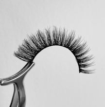 Load image into Gallery viewer, Luxury Faux Mink Eyelashes - Amoré (Love)